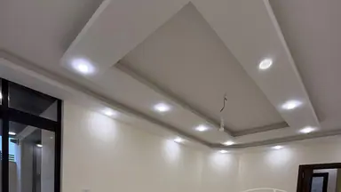 شقة - بداية طريق المطار - خلف المدارس العالمية  - 105000 دأ